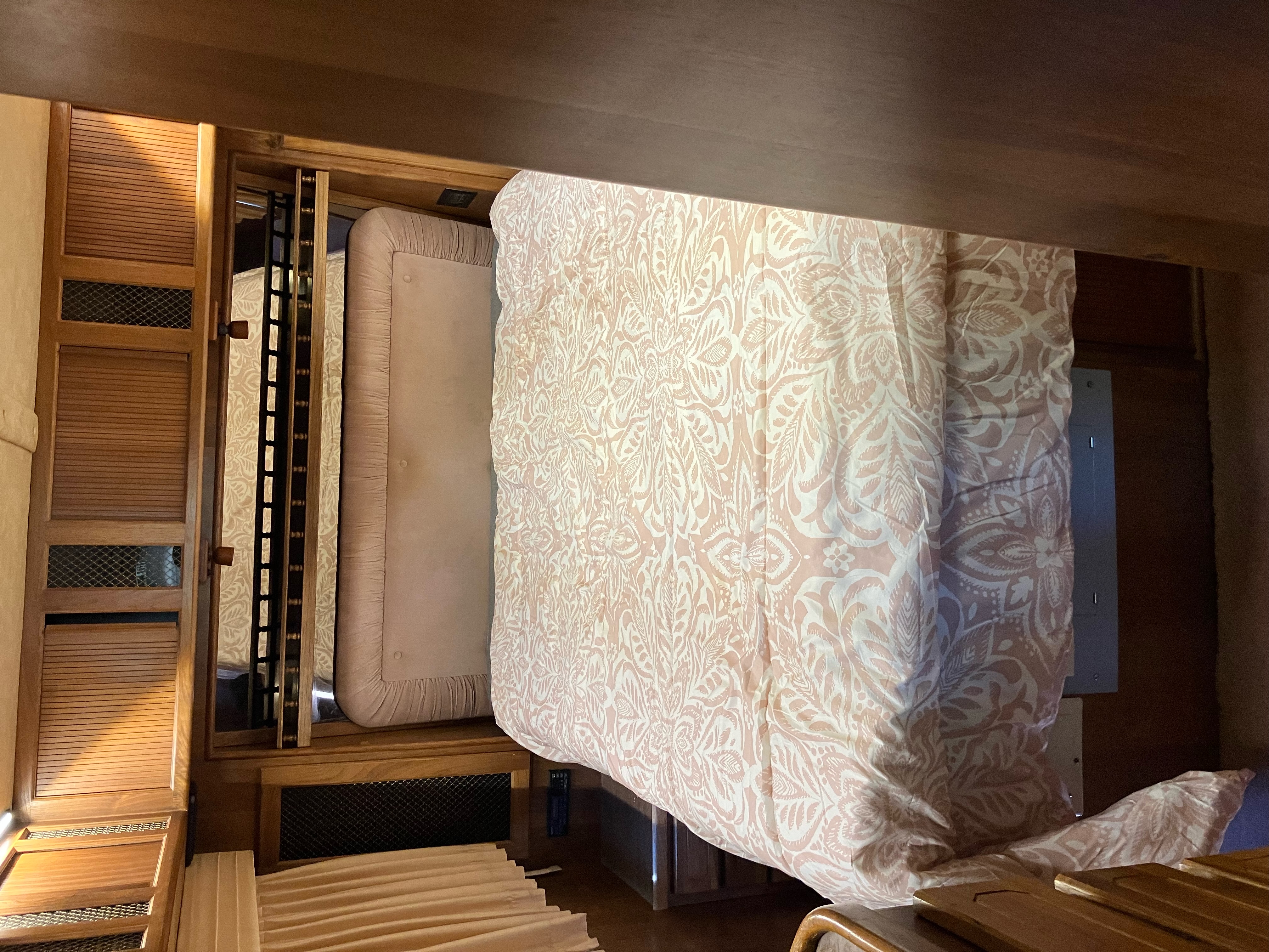Bedroom – queen bed (new gel foam)