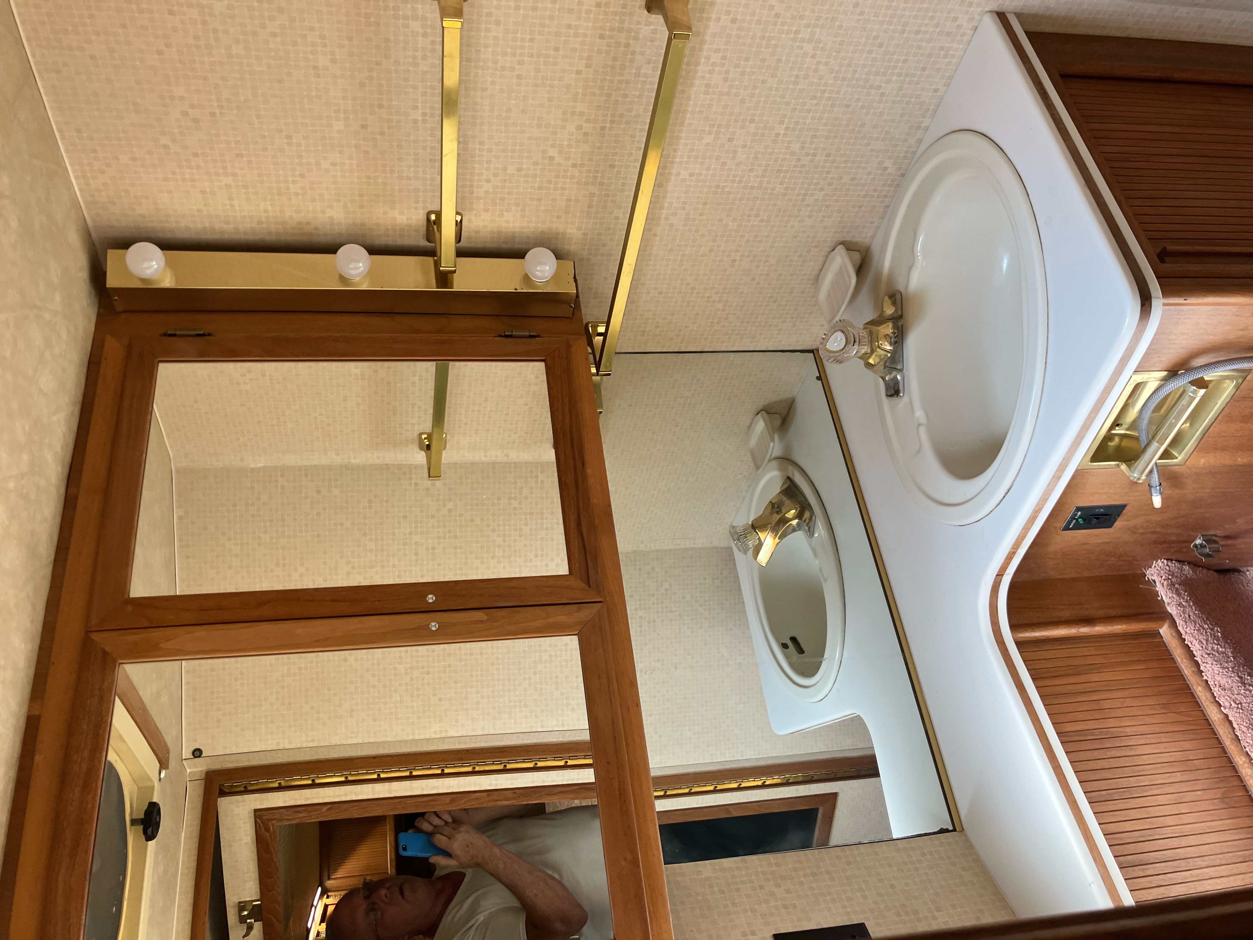 Bathroom vanity & mirror