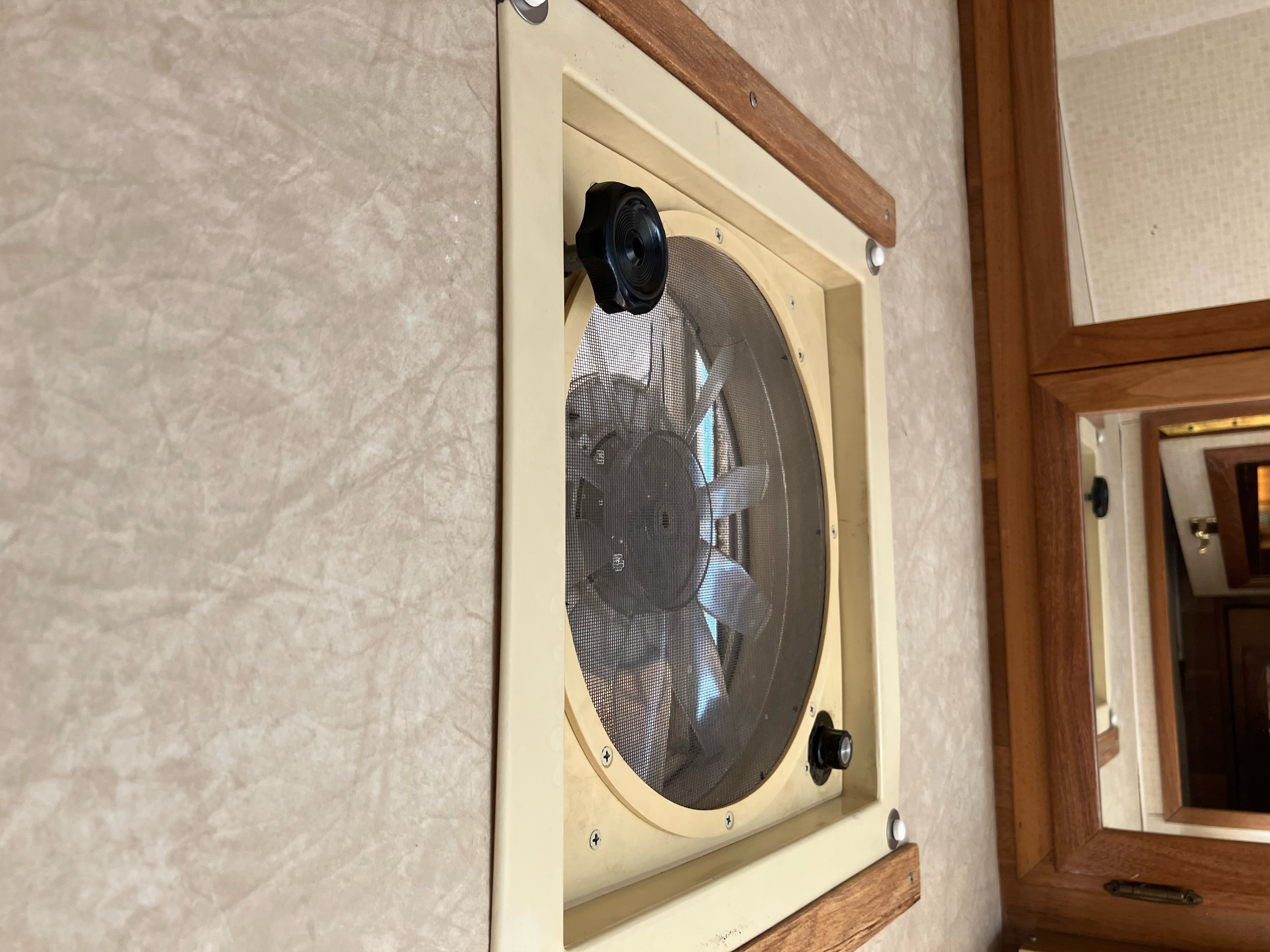 Ceiling vent / fan
