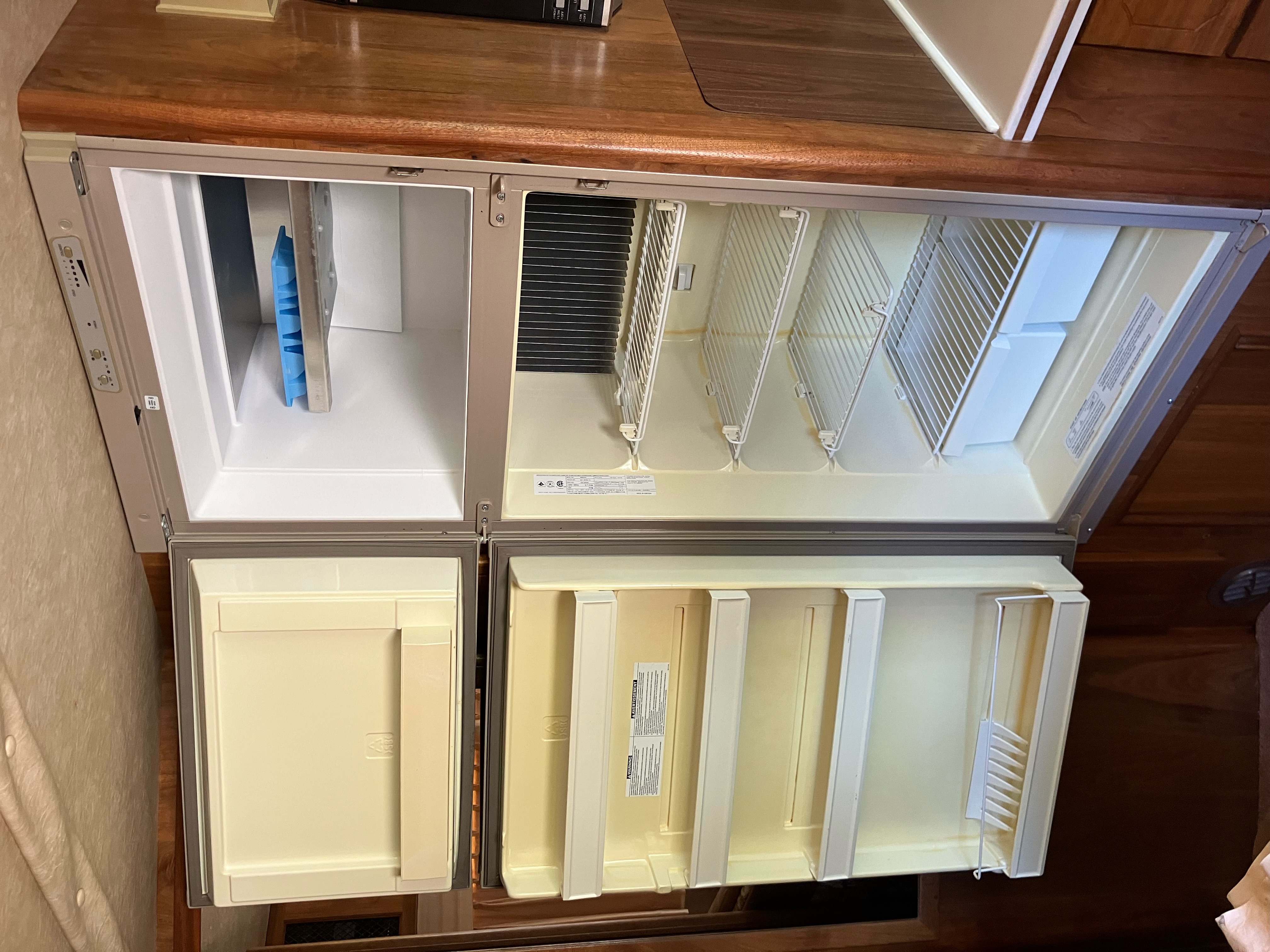 Fridge/freezer open (Dometic AES)